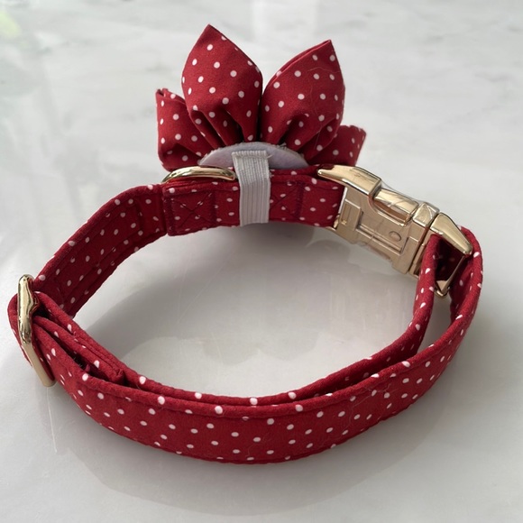 Sniff & Bark dog collar | MEDIUM | red polka dot print w/ removable large flower - Picture 2 of 7